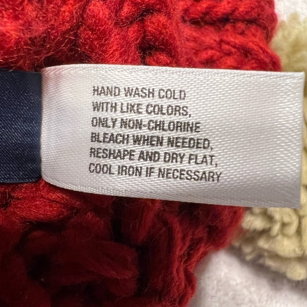 GAP (NWOT) Pom-Pom Cable Knit Beanie - Picture 2 of 5